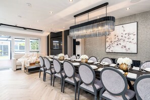 Dining room - Riverside Villas (Salford)