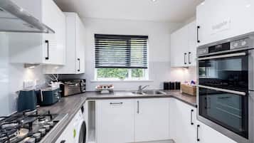 Deluxe Villa, 6 Bedrooms, River View, Garden Area | Full-sized fridge, microwave, oven, stovetop