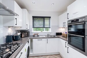 Deluxe Villa, 6 Bedrooms, River View, Garden Area | Private kitchen | Full-sized fridge, microwave, oven, stovetop