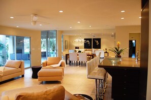 Apartemen, 3 kamar tidur | Ruang keluarga | Pemutar DVD