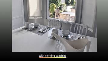 Apartment, 2 Bedrooms | Dining