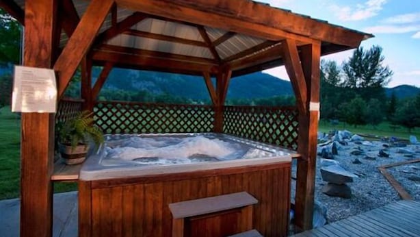 A wooden hot tub under a pergola with a view of mountains. - Sunrise Villa in Leavenworth (Leavenworth)