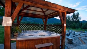 Casa estándar, 4 habitaciones | Tina de hidromasaje al aire libre