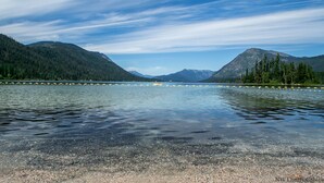 A calm lake with mountains in the background and a clear sky. - La Cabina (Leavenworth)