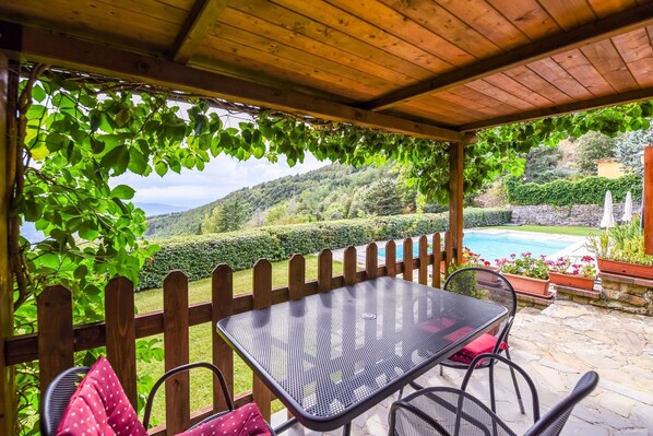 Outdoor dining - Cottage in Tuscany with Pool & Olive Groves (Cortona)