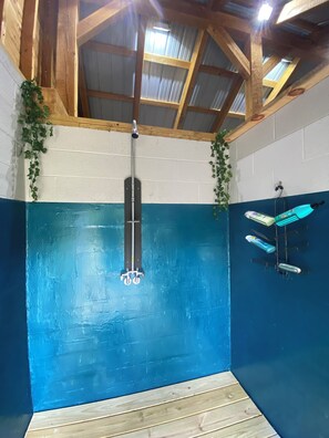 Shower, hair dryer, towels, soap - Godspeed Events & Lodging (Port Matilda)