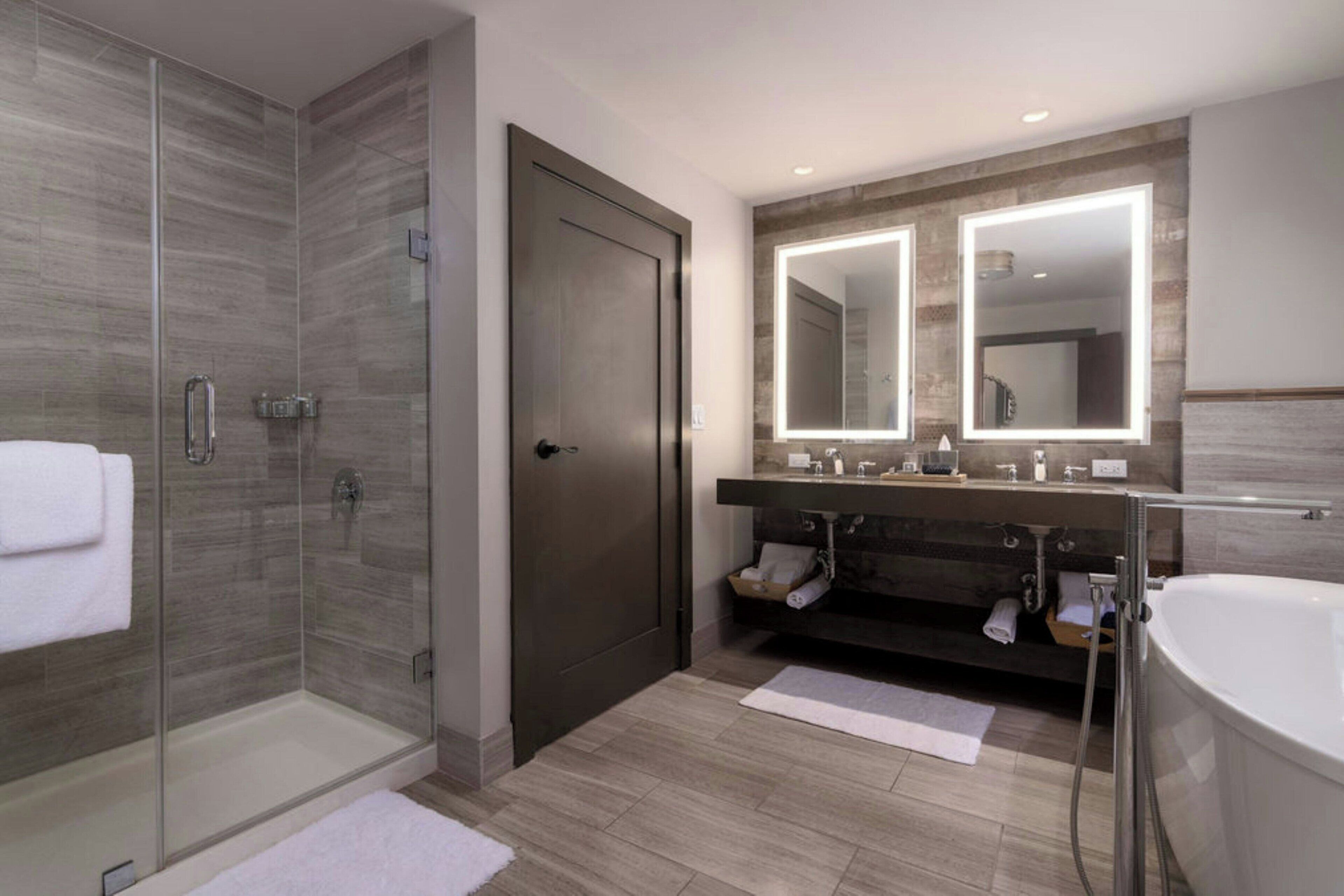 executive room, 1 king bed, non smoking | bathroom | combined shower/bathtub, designer toiletries, hair dryer, bathrobes