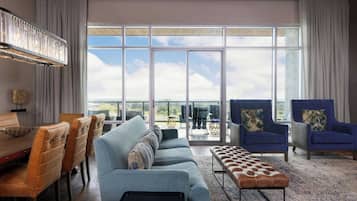 Frette Italian sheets, premium bedding, in-room safe, desk