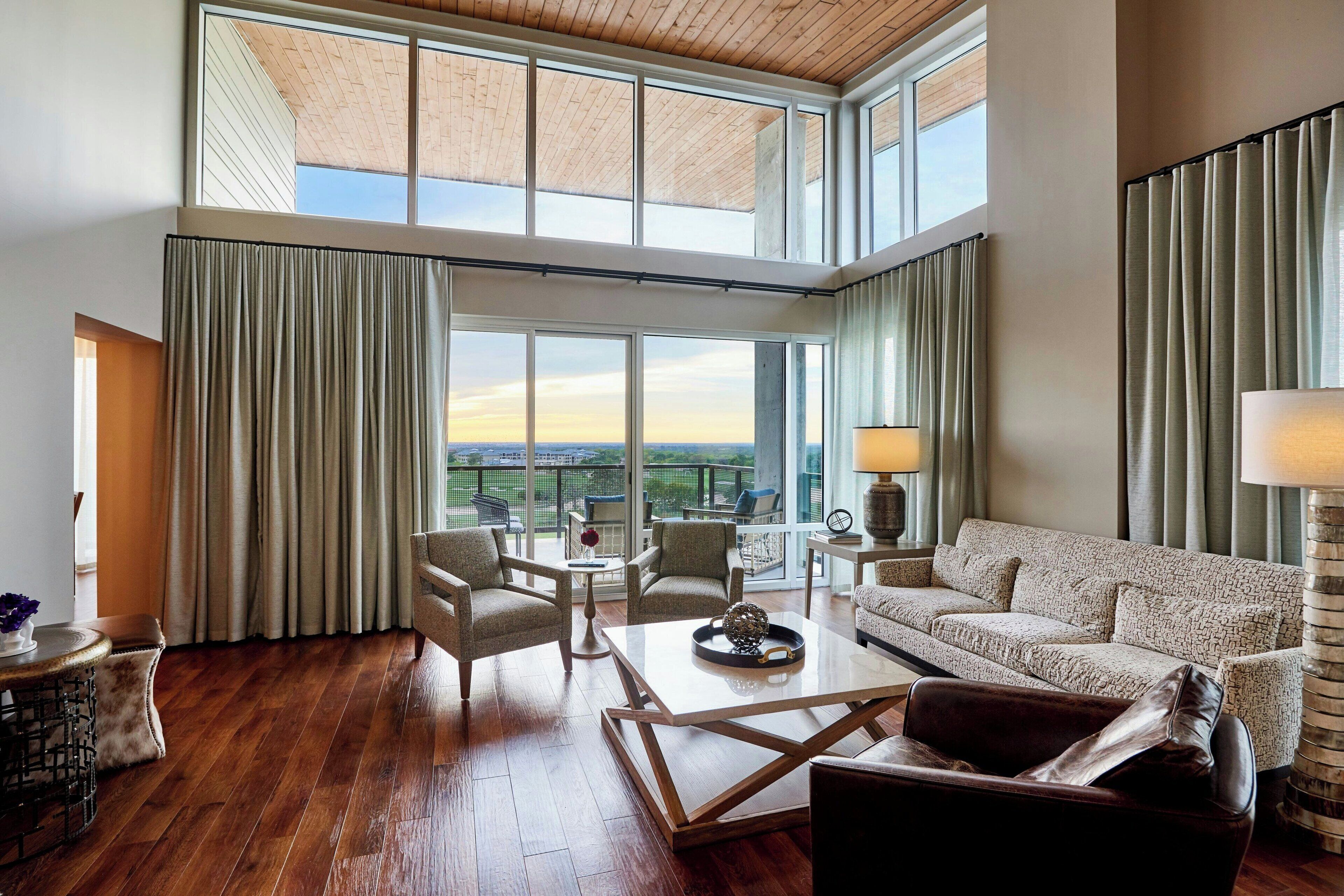 Suite, 1 King-Bett | Wohnbereich | 55-Zoll-Flachbildfernseher mit Kabelempfang, Fernseher