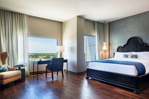 Executive Room, 1 King Bed | Frette Italian sheets, premium bedding, in-room safe, desk