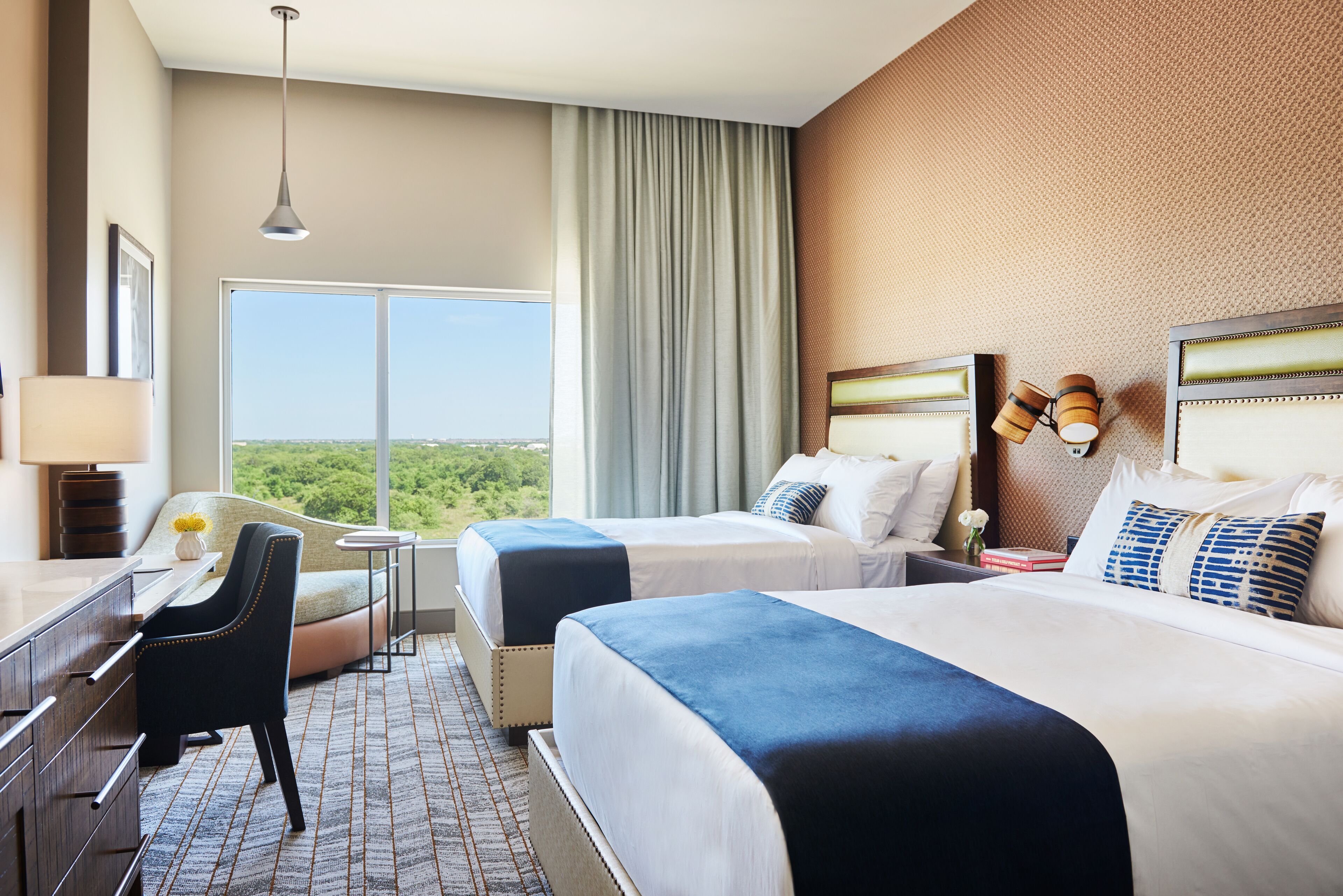 frette italian sheets, premium bedding, in-room safe, desk