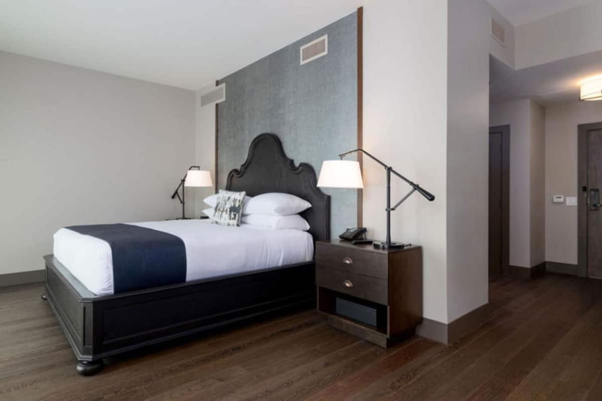 Suite Junior, 1 trÚs grand lit (Mobility Accessible, Roll-In Shower) | Draps italiens Frette, literie de qualité supérieure
