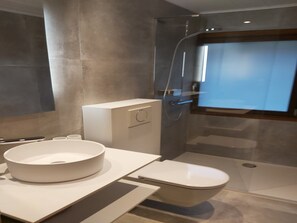 Combined shower/tub