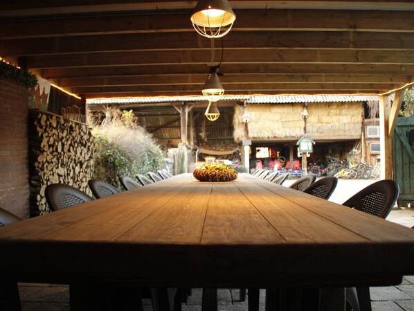 Outdoor dining - Family Farmhouse with go-karts (Uden)