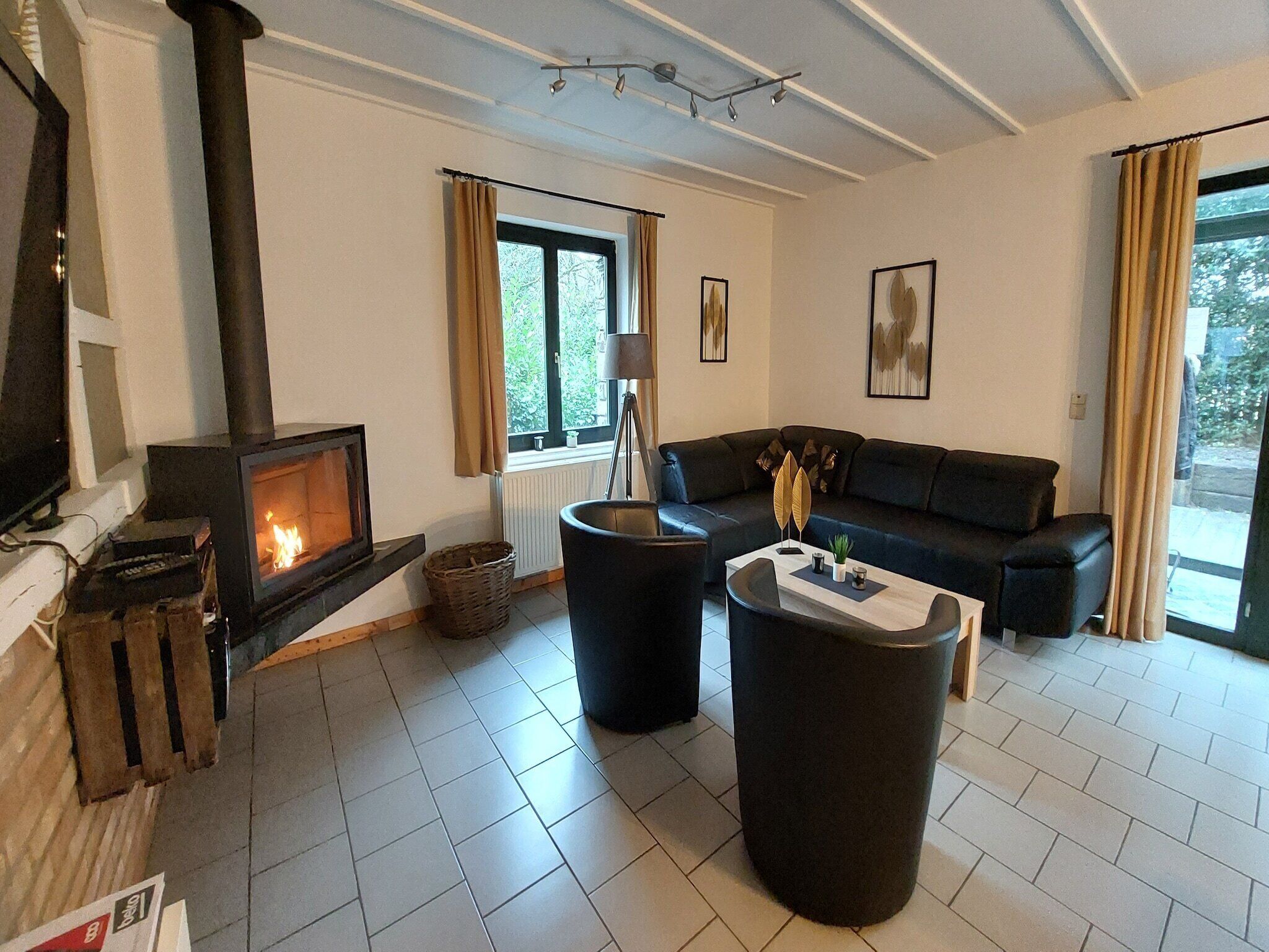 Televisie, een open haard en een dvd-speler