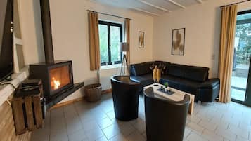 Televisie, een open haard en een dvd-speler