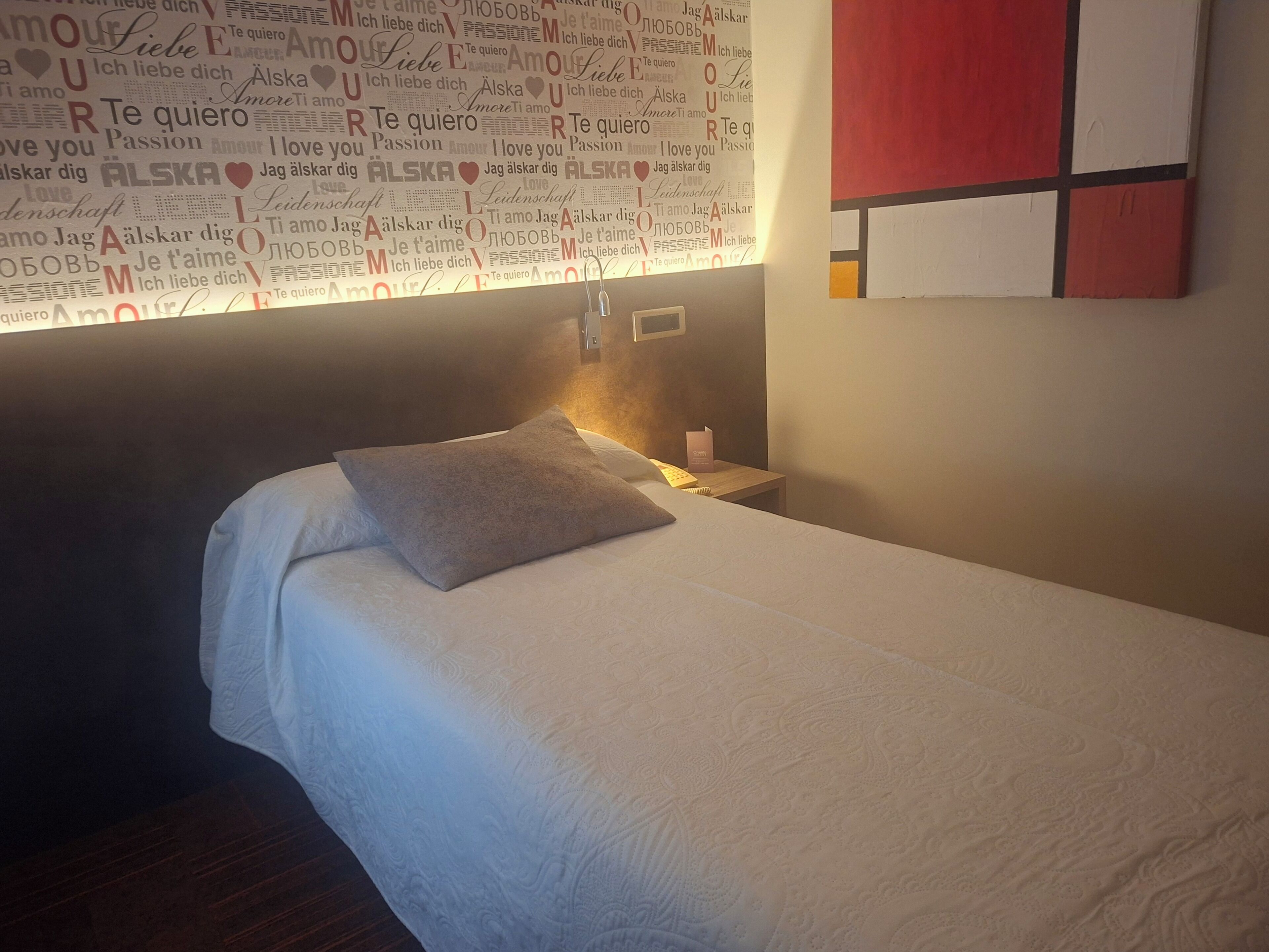 Escritorio, wifi gratis y ropa de cama 