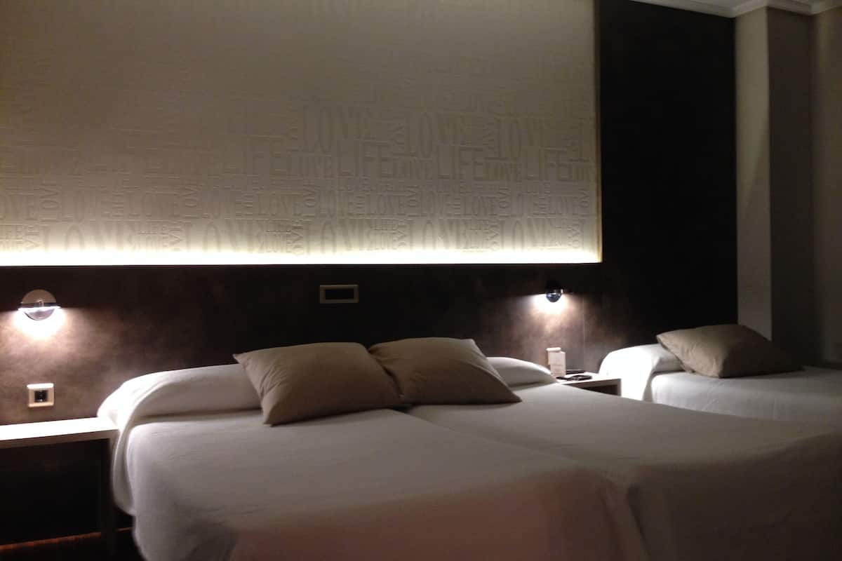 family room | free wifi, bed sheets