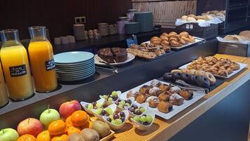 Desayuno buffet (EUR 9.50 por persona)