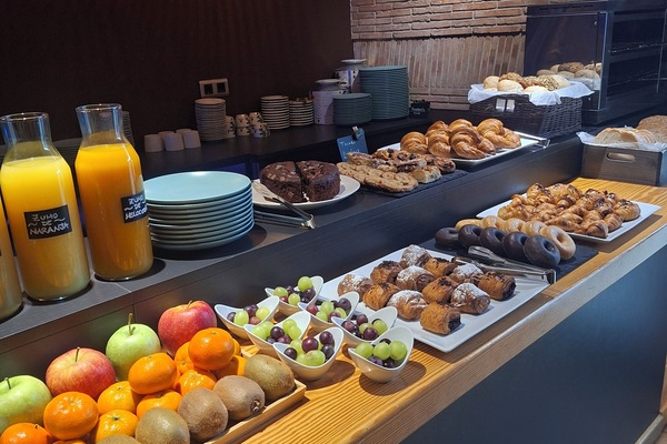 Petit déjeuner buffet (9.50 EUR par personne)
