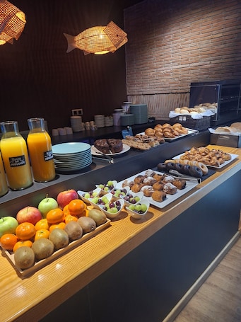 Daily buffet breakfast for a fee. Hotel Oriente