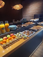 Desayuno buffet diario (EUR 9.50 por persona)