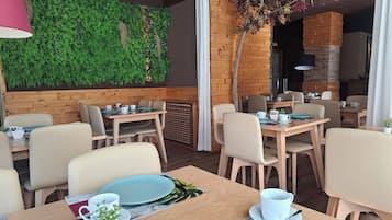 Petit déjeuner buffet servi tous les jours en supplément