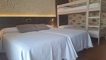Family Room | Desk, free WiFi, bed sheets