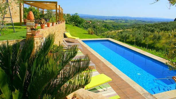 A swimming pool with a view of a green landscape and a stone building. - Hillside Escape in Vinci (Vinci - Florence)