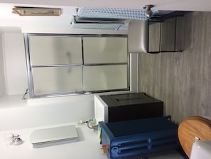 Dusche, kostenlose Toilettenartikel, Handtücher
