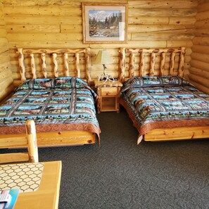 Hunters Lodge  | Premium bedding, free WiFi, bed sheets - Wolf Den Log Cabin Motel and RV Park (Etna)