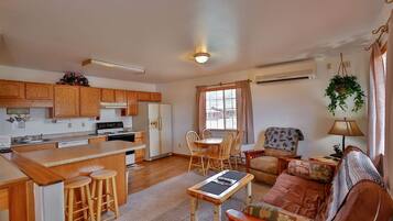 Standard-Apartment, KĂŒche | Eigene KĂŒche | KĂŒhlschrank, Mikrowelle, Wasserkocher mit Kaffee-/Teezubehör