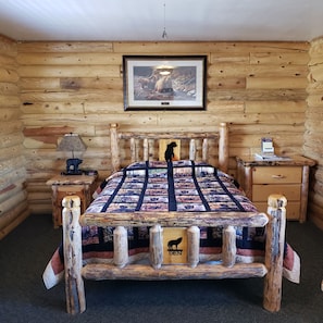 Bear Hollow  | Premium bedding, free WiFi, bed sheets - Wolf Den Log Cabin Motel and RV Park (Etna)