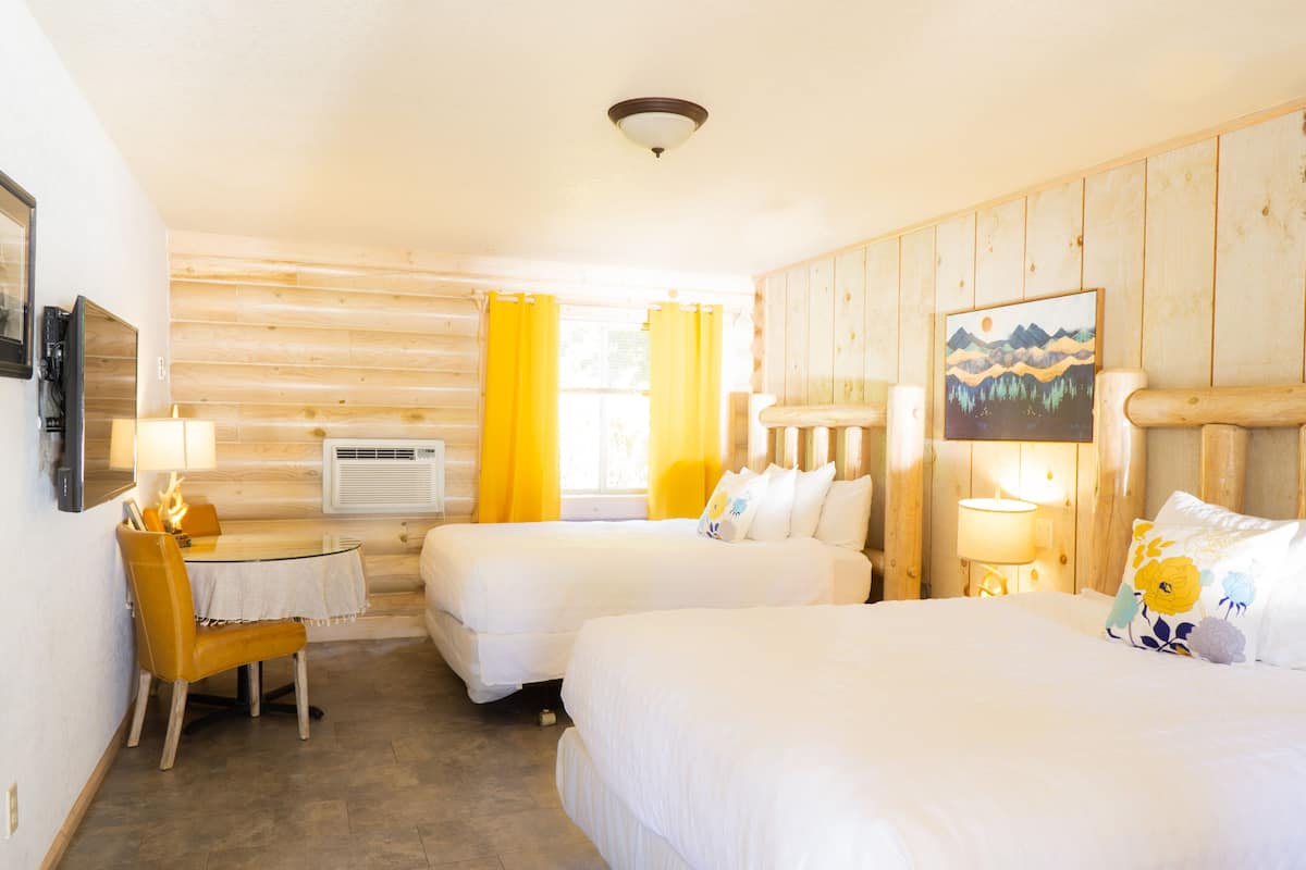 Habitación, 2 camas Queen size | Ropa de cama de alta calidad y muebles diferentes