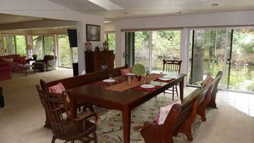 Huis, 5 slaapkamers, terras, uitzicht op rivier | Dineren op de kamer