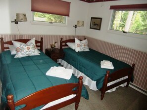 Ferienhaus, 5 Schlafzimmer, Terrasse, Flussblick | 5 Schlafzimmer, Schreibtisch, Bügeleisen/Bügelbrett, kostenloses WLAN