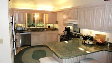 House, 5 Bedrooms, Patio, River View | Private kitchen | Fridge, microwave, oven, stovetop