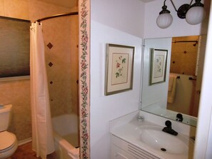 Ferienhaus, 5 Schlafzimmer, Terrasse, Flussblick | Badezimmer | Badewanne und Dusche (separat), Handtücher