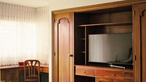 Superior tweepersoonskamer | Luxe beddengoed, een minibar, een kluis op de kamer, een bureau
