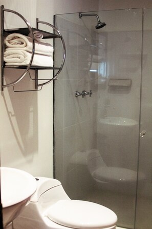 Quarto solteiro standard | Banheiro | Chuveiro, produtos de toalete grátis, secador de cabelo 