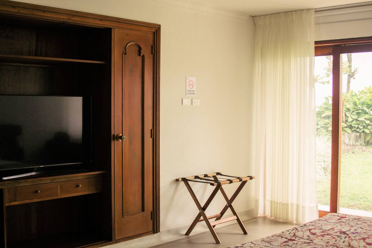 Habitación estándar doble | Ropa de cama de alta calidad, minibar, caja fuerte y escritorio