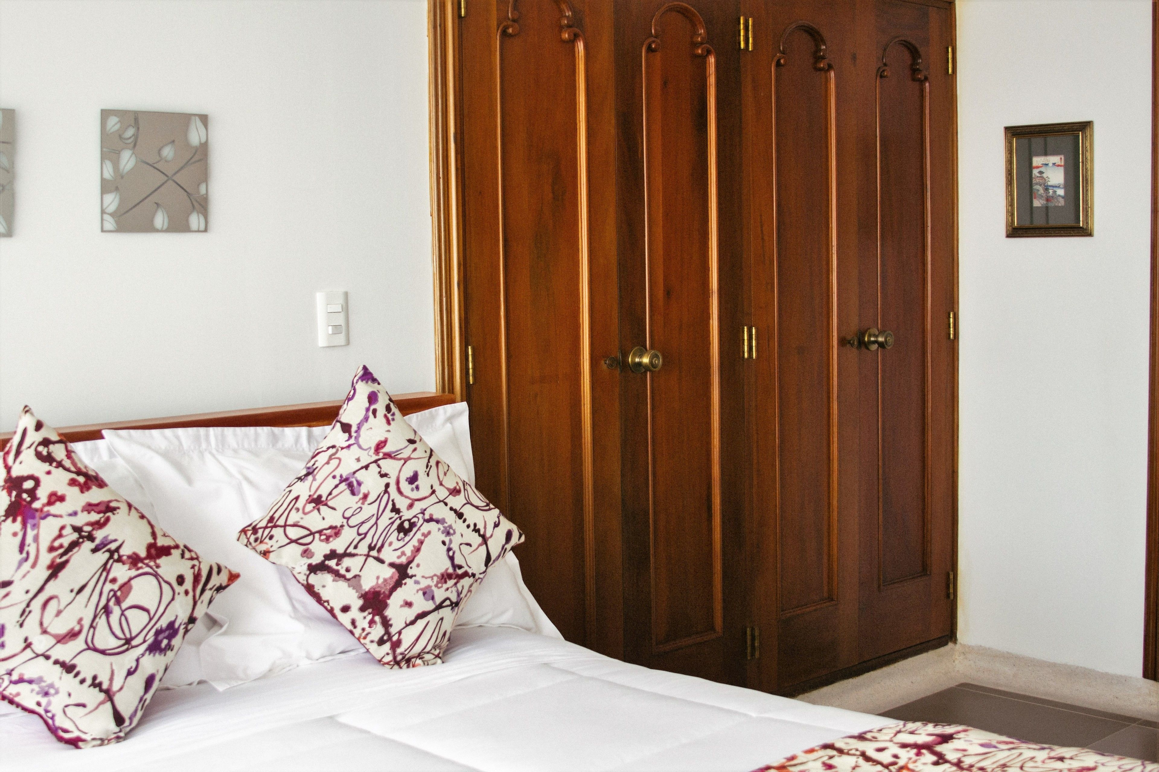 Yhden hengen standard-huone | Ylelliset vuodevaatteet, minibaari, tallelokero huoneessa, työpöytä