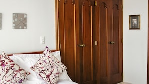 Standaard eenpersoonskamer | Luxe beddengoed, een minibar, een kluis op de kamer, een bureau