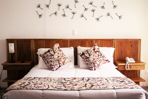 Roupas de cama premium, frigobar, cofres nos quartos, escrivaninha