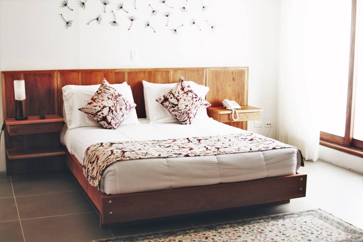 Habitación individual superior | Ropa de cama de alta calidad, minibar, caja fuerte y escritorio