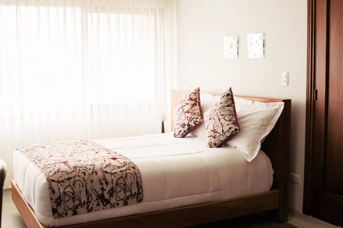 Habitación individual estándar | Ropa de cama de alta calidad, minibar, caja fuerte y escritorio
