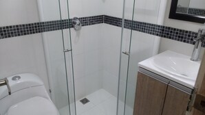 Twin Room | Bathroom | Shower, free toiletries, hair dryer (on request), towels