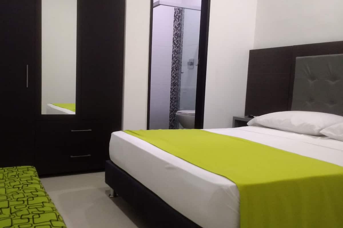 Minibar, caja de seguridad en la habitación y escritorio