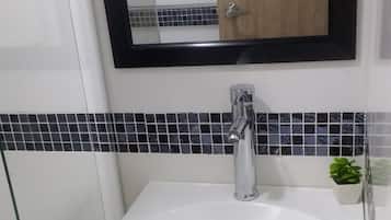 Habitación con 2 camas individuales | Baño | Regadera, amenidades de baño gratuitas, secadora de cabello, toallas