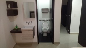Single Room | Bathroom | Shower, free toiletries, hair dryer, towels - Hotel Torre Coral (Medellín)